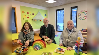 Die biunguale Kinderkrippe in der KIM ist am Start: Betreiberin Frances Kotkin-Smith, Bürgermeister Rudolph Haux und Vermieter Michael Weiss (v.l.) präsentierten das Konzept und die Räume. (Foto: Ulrike Seiffert)