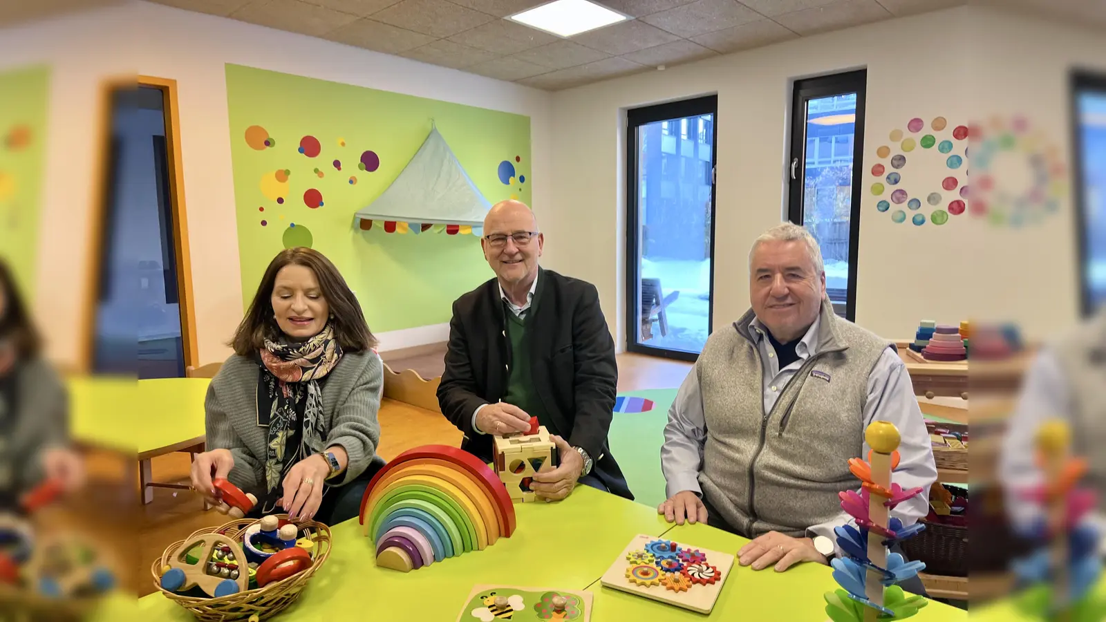 Die biunguale Kinderkrippe in der KIM ist am Start: Betreiberin Frances Kotkin-Smith, Bürgermeister Rudolph Haux und Vermieter Michael Weiss (v.l.) präsentierten das Konzept und die Räume. (Foto: Ulrike Seiffert)