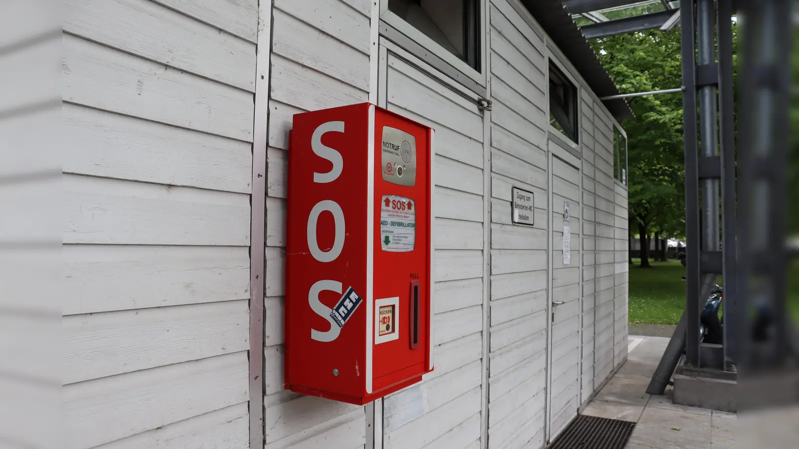 An der Außenwand links neben dem Behinderten-WC befindet sich am Bahnhofsplatz (S-Bahnhof) der Defibrillator.  (Foto: mha)