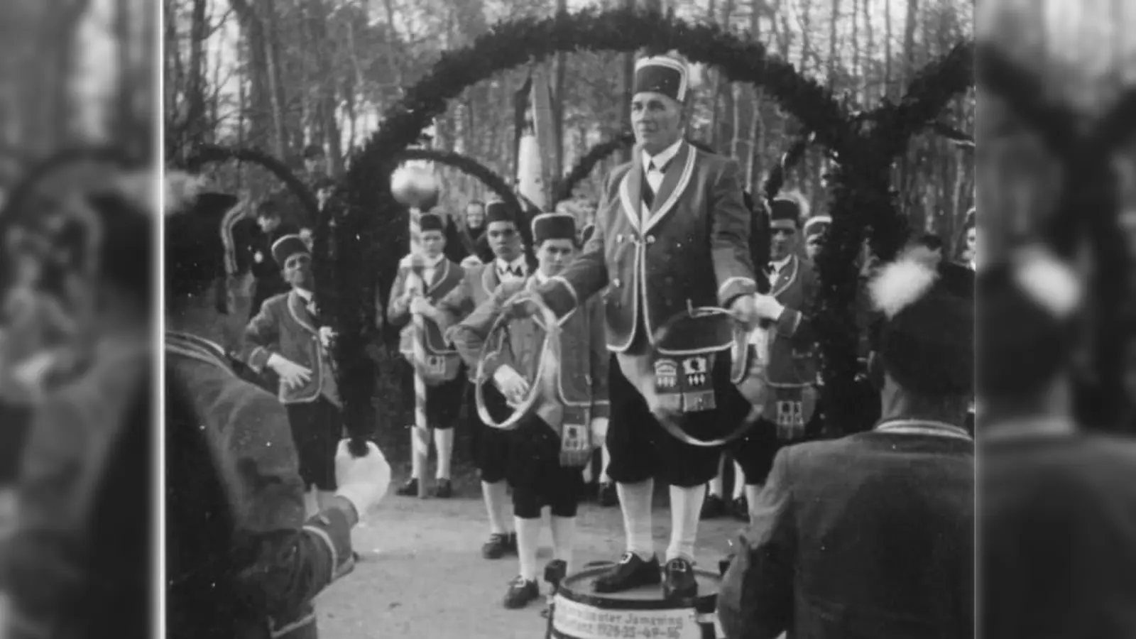Alte Fotos lassen Erinnerungen lebendig werden. Hier im Bild zu sehen ist Schäffler Sepp Deller beim Reifenschwingen im Jahr 1956. (Foto: Klaus Prasch )