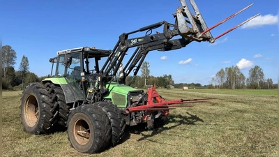 Traktor mit Zwillingsbereifung: Die doppelte Bereifung reduziert den Bodendruck und sorgt auf feuchten oder moorigen Flächen für mehr Fahrstabilität und Bodenschonung. Sie ist ideal für die Mahd im nassen Grünland. (F.: Annika Woortman)