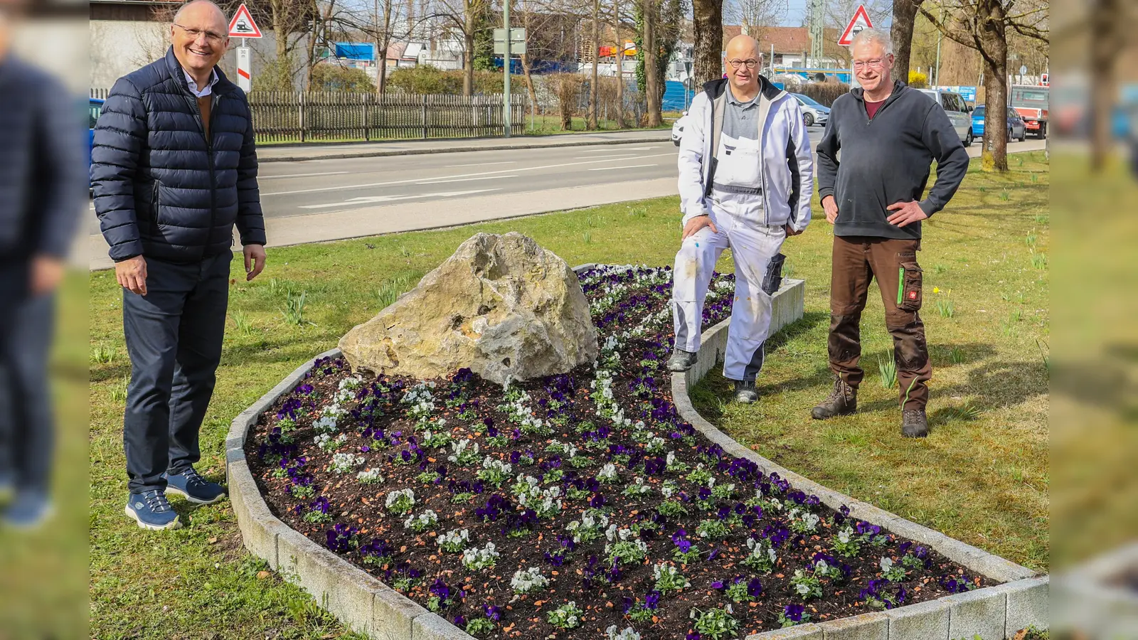 Vor Ort machten sich Christian Schiller, Ludwig Darchinger und Justus Hegemann persönlich ein Bild von der Bepflanzung. (Foto: Gemeinde Herrsching)