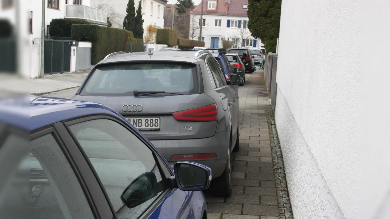 Wenn für Rollator- oder Kinderwagenfahrer nur solch ein kümmerlicher Spalt auf dem Gehweg bleibt, gibt es kein Durchkommen. (Foto: job)