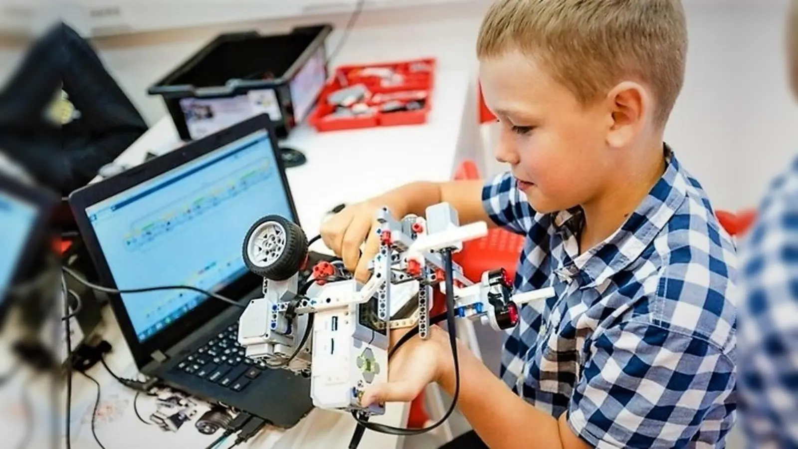 In die Welt der Robotik eintauchen können kleine Forscher in den Herbstferien im Pelkovenschlössl.  (Foto: Liga der Roboter)