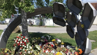 In der Hanauerstraße wurde ein Denkmal für die Opfer des Attentates errichtet. Es hat die Form eines Rings. In den „Steinen” sind Fotos der Opfer. <br> (Foto: Daniel Mielcarek)