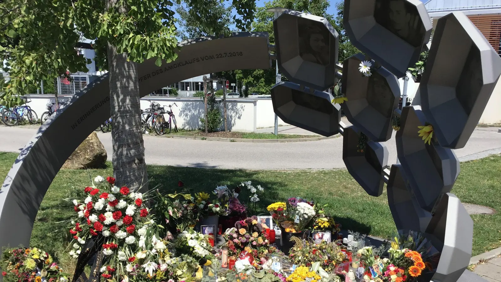 In der Hanauerstraße wurde ein Denkmal für die Opfer des Attentates errichtet. Es hat die Form eines Rings. In den „Steinen” sind Fotos der Opfer. <br> (Foto: Daniel Mielcarek)