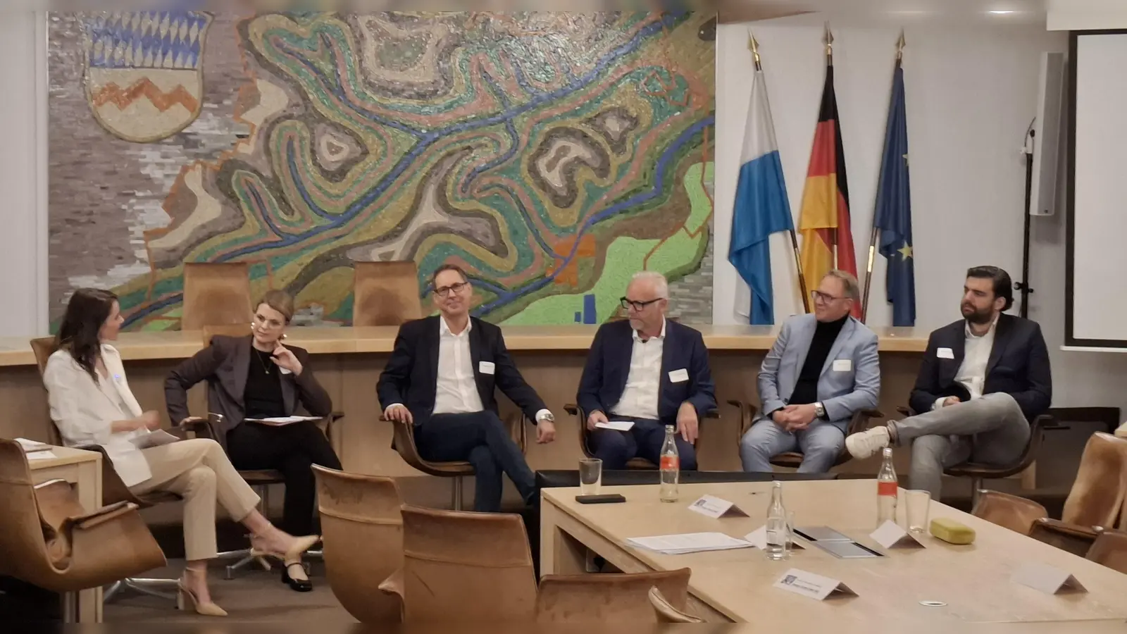 Kenntnisreiche Diskussion (von links): Moderatorin Franziska Zimmermann, Katrin Staffler (CSU), Michael Schrodi (SPD), Dr. Frank Hüpers (HWK), Stefan Fichtl (IHK) und Korbinian Urban (WJ Dachau). (Foto: jj)