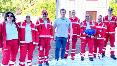 Bürgermeister Korbinian Rausch (Mitte) mit der Leitung der BRK Wasserwacht Unterhaching, Alexander Heigl (2.v.l.) und Anja Heigl (2.v.r.) und einem Teil des engagierten Wasserwachtteams. (Foto: hw)