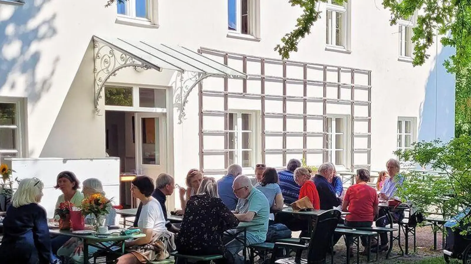 Bei schönem Wetter kann man auf der Terrasse des Haupthauses der Mohr-Villa sitzen. (Foto: Mohr-Villa)