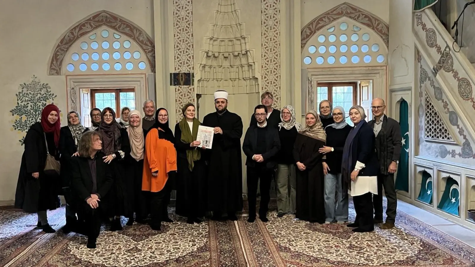 Die Teilnehmer der „Studien- und Begegnungsreise für Multiplikator*innen des interreligiösen Dialogs” besuchten in Mostar die Karadozbeg-Moschee und Hauptimam Dino Maksumic. (Foto: Markus Trenkle)