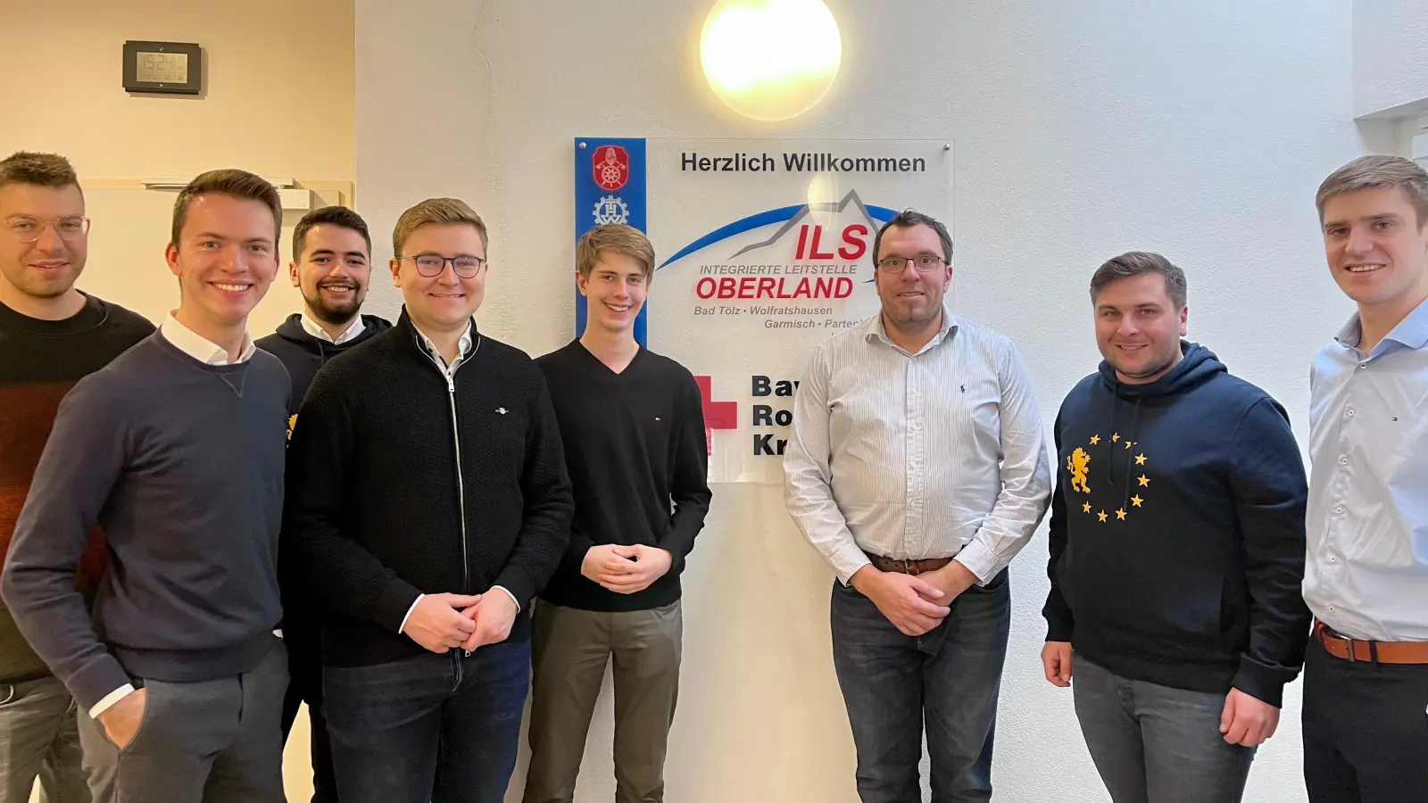 Beim Besuch in der Rettungsleitstelle: Julius Ferg (JU-Kreisvorsitzender Weilheim-Schongau, 2. v. l.), Josef Rohrmoser (JU-Bezirksvorsitzender Oberbayern, 4. v. l.), Michael Meyr (ILS-Leiter, 3. v. r.) sowie Marian Cammerer (CSU-Europakandidat, 2. v. r.). (Foto: JU)