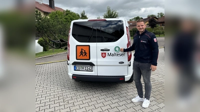 Die Malteser Erding Freising Ebersberg haben die aktuellen Qualitätsüberprüfungen im Fahrdienst mit besten Ergebnissen bestanden - sehr zur Freude von Kreisgeschäftsführer Sebastian Oberpriller. (Foto: Malteser Erding)