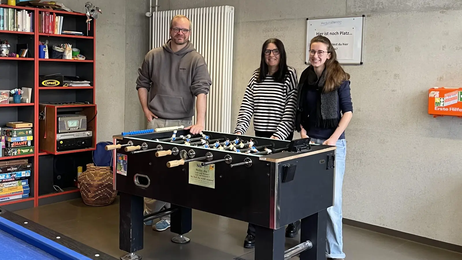 Kay Mayer (Einrichtungsleitung), Patricia Bodensohn und Elisabeth Klee vom Team der Südpolstation freuen sich über viele Besucher bei den Ferienprogramm-Angeboten.  (Foto: hw)