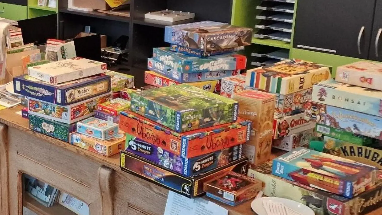 Volle Spieltische im Café GeQo am Maria-Nindl-Platz: Am 20. und 21. September finden hier wieder die Tage des Gesellschaftsspiels statt. (Foto: Patrick Haggenmüller)