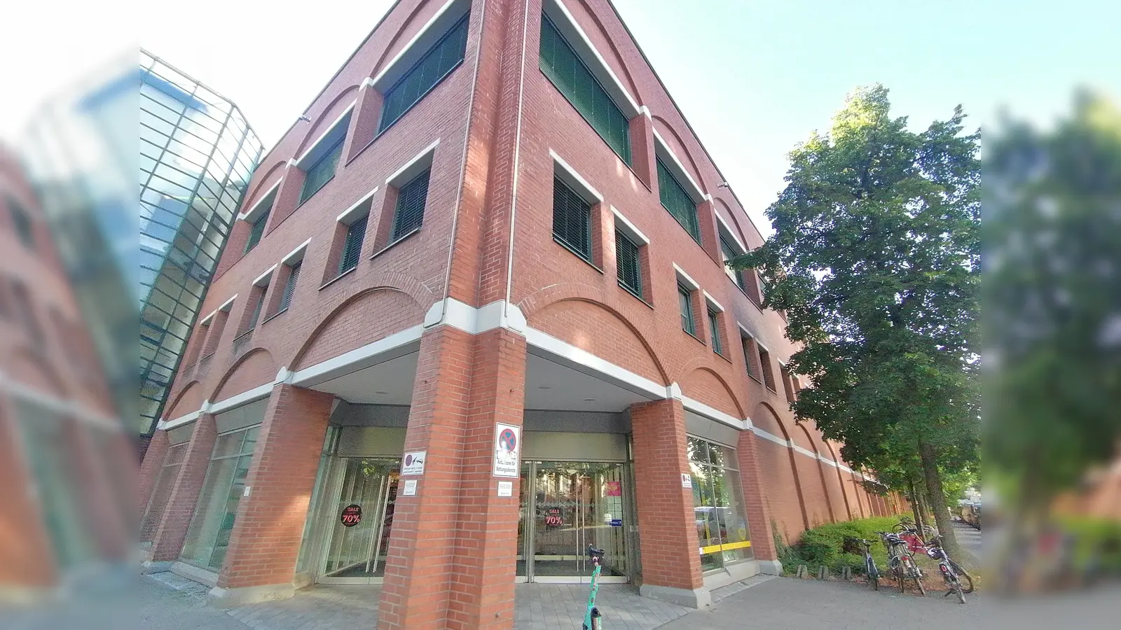 Der Mietvertrag mit Galeria Kaufhof am Rotkreuzplatz läuft nur noch bis 2027. Die bisherigen Pläne sehen einen weitgehenden Abriss der oberirdischen Geschosse und einen Neubau mit hohem Büro- und Hotelanteil vor. (Foto: job)