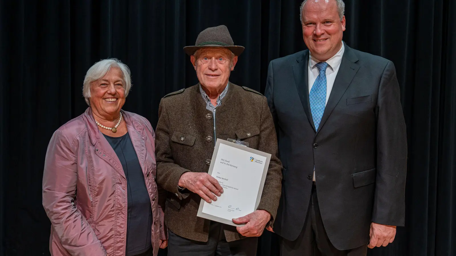 Helmut Berthold (Mitte) wurde für sein lebenslanges Engagement für die Gemeinde Sauerlach ausgezeichnet. Es gratulierten Bürgermeisterin Barbara Bogner und Landrat Christoph Göbel ganz herzlich.  (Foto: Andreas Wening)