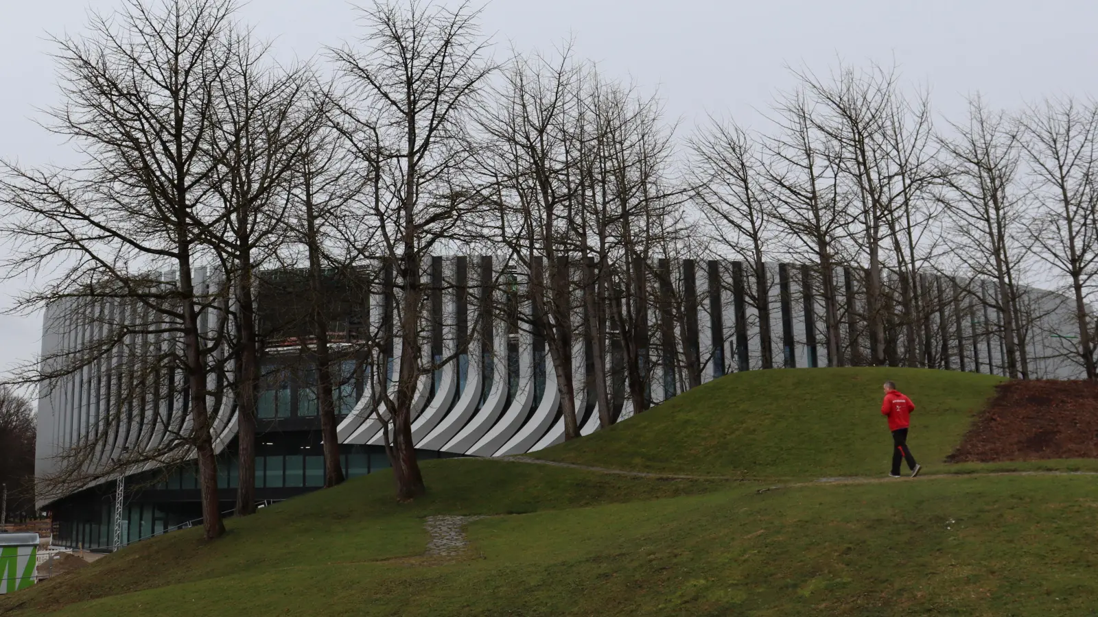 Im Vorfrühling noch im Bau – doch schon in wenigen Tagen wird der SAP Garden, das neue Eisstadion der Superlative, für den Breitensport geöffnet.  (Foto: mha)