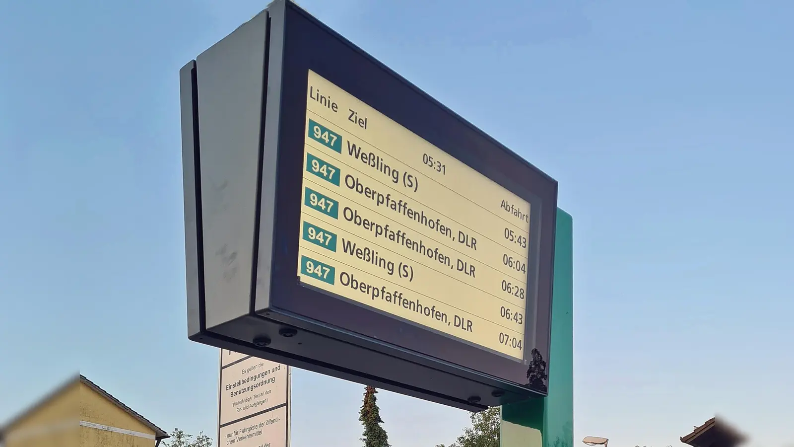 Der neue Fahrgastanzeiger informiert die Fahrgäste über die genauen Abfahrts- und Ankunftszeiten. (Foto: Gemeinde Gilching)