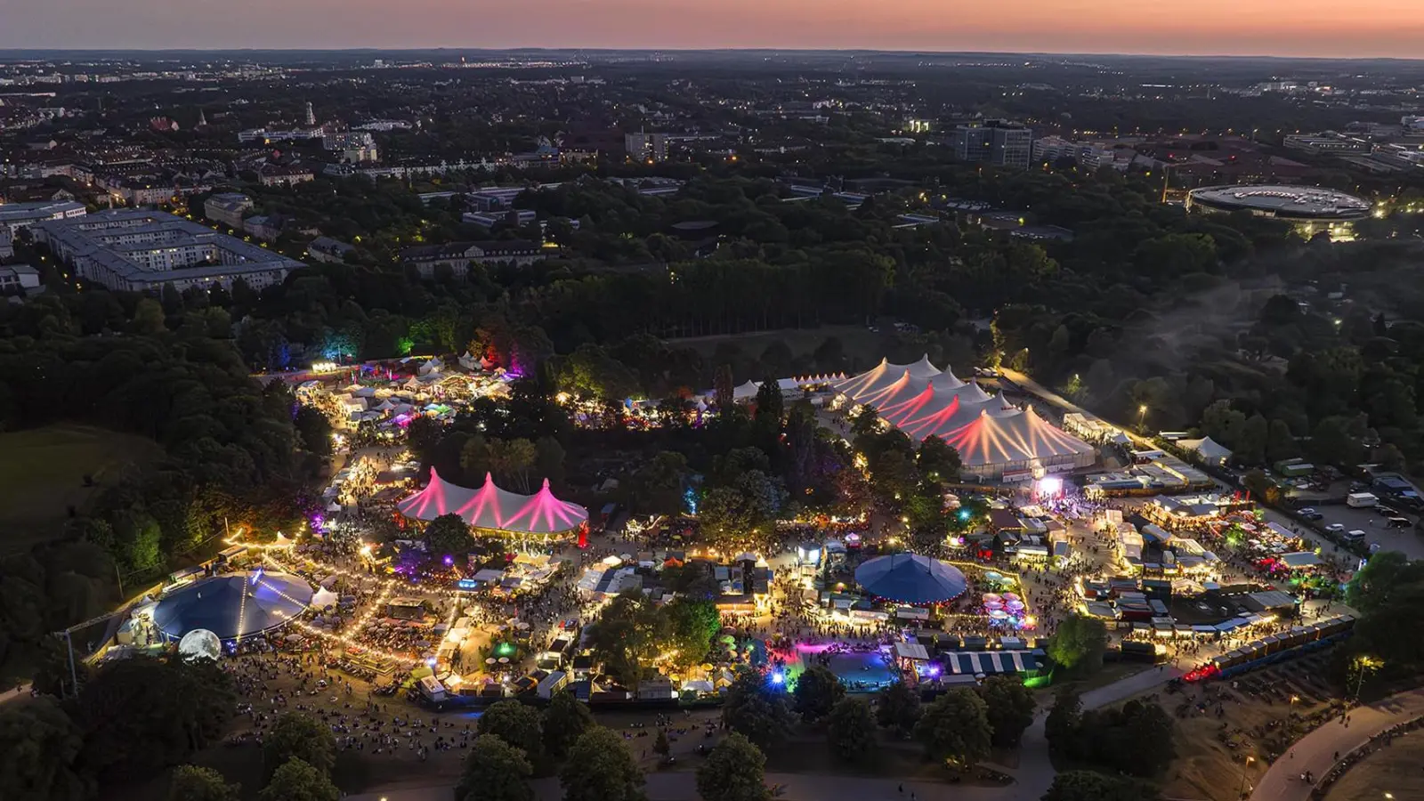 Das Theaterfestivalgelände, auf dem u.a. das Sommer-Tollwood stattfindet, wird intensiv bespielt, was vielen Anwohnern zu viel ist. (Foto: Anton Brand)