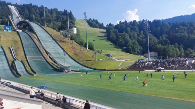 Ungewöhnliche Kulisse für ein Fußballspiel: Der FC Mainaustraße aus München (blau) traf im Olympia-Skistadion Garmisch-Partenkirchen auf den Polizei SV Braunschweig. (Foto: bas)