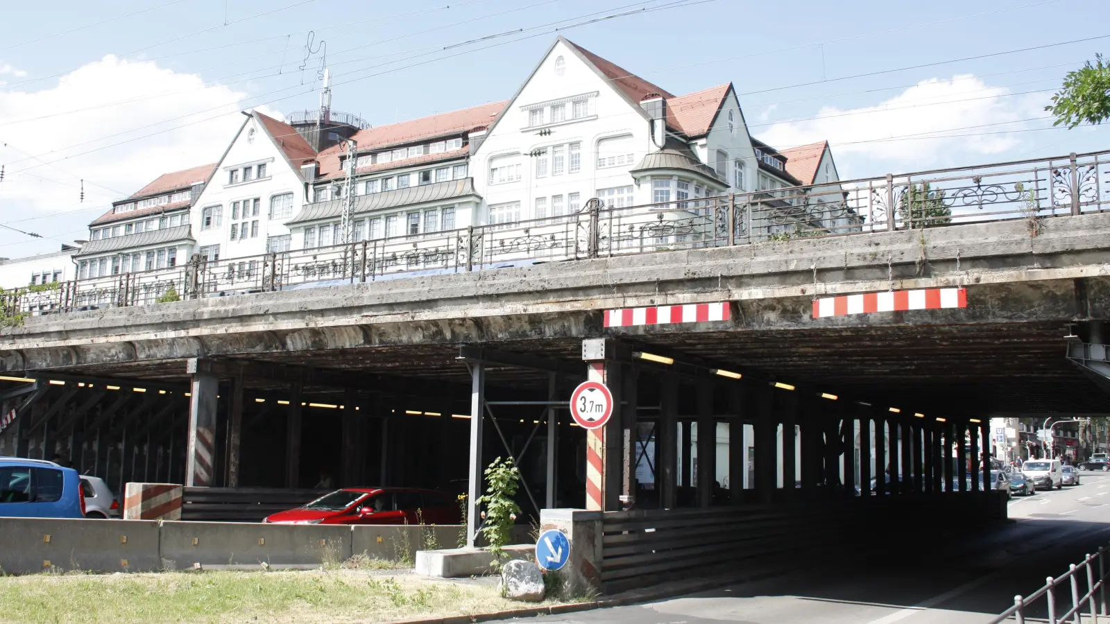 Die marode Bahnüberführung, die hier die Grenze zwischen Sendling und der Ludwigs- / Isarvorstadt bildet, wird 2024 / 25 ersetzt. (Foto: job)