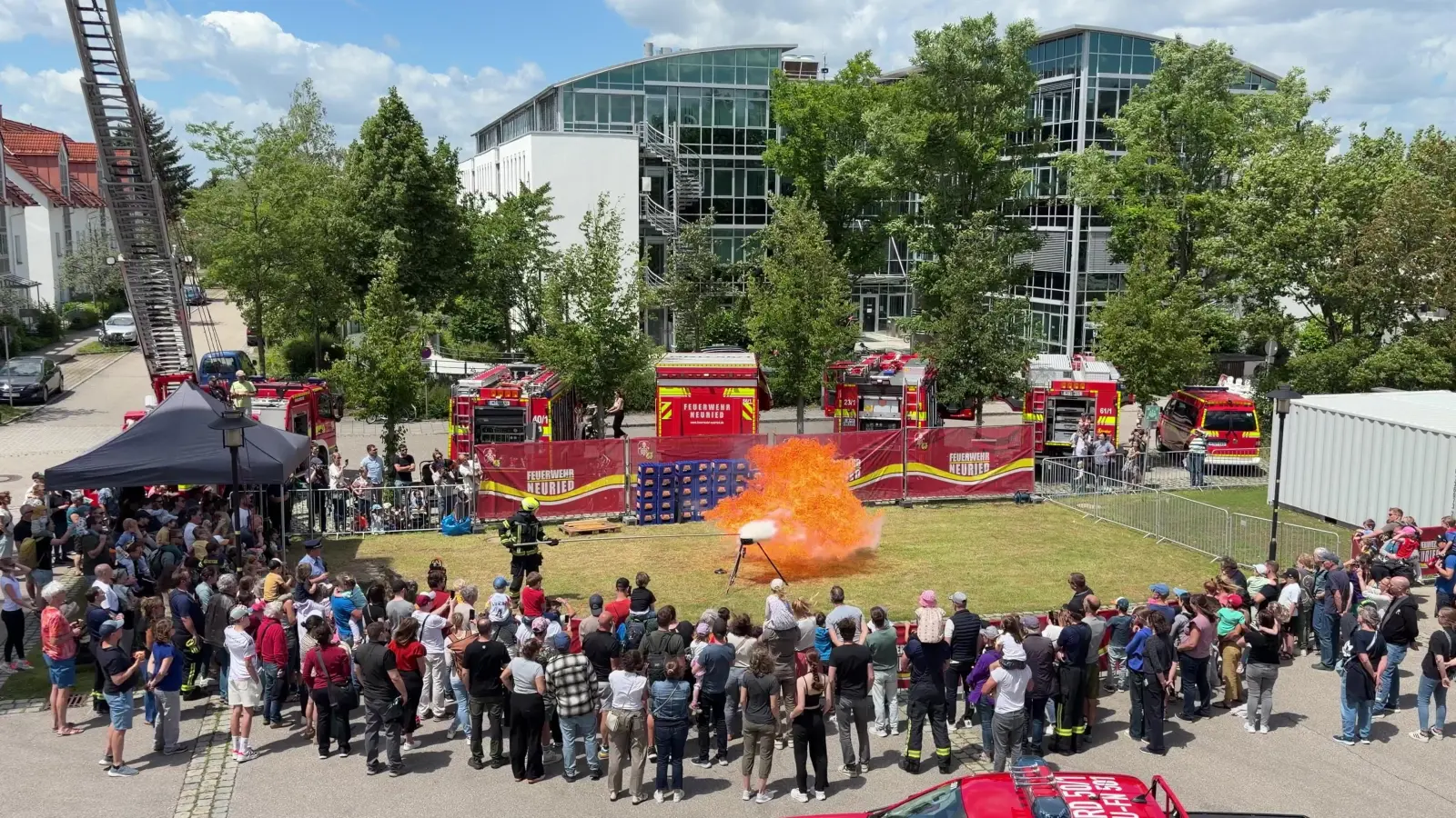 Besonders viel Interesse erzeugte die Fettexplosionsvorführung. (Foto: Feuerwehr Neuried)