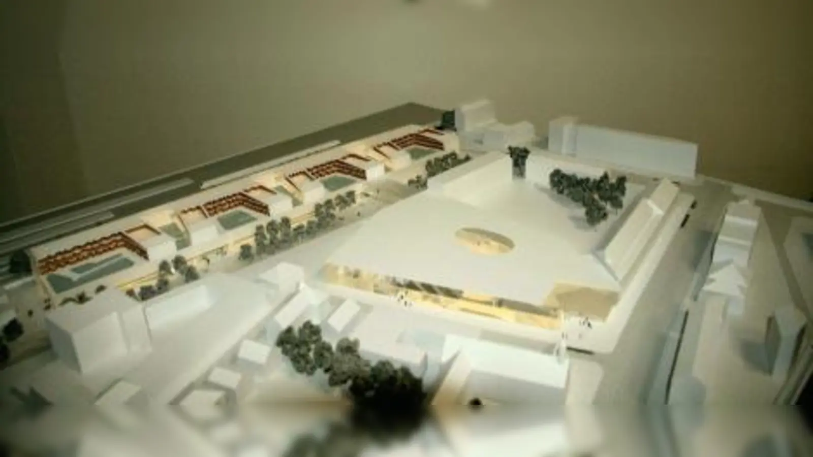 Die Pasinger Arcaden I und II, wie hier im mfi-Modell dargestellt, sollen nicht Mittelpunkt des neuen Pasinger Zentrums sein. Diesen und noch 39 andere altbekannte, „problembehaftete“ Themenpunkte fassten Reinhard Sajons und Gudrun Koppers-Weck zusammen, damit Pasing eine lebendige Stadt in der Stadt wird. (Foto: US)