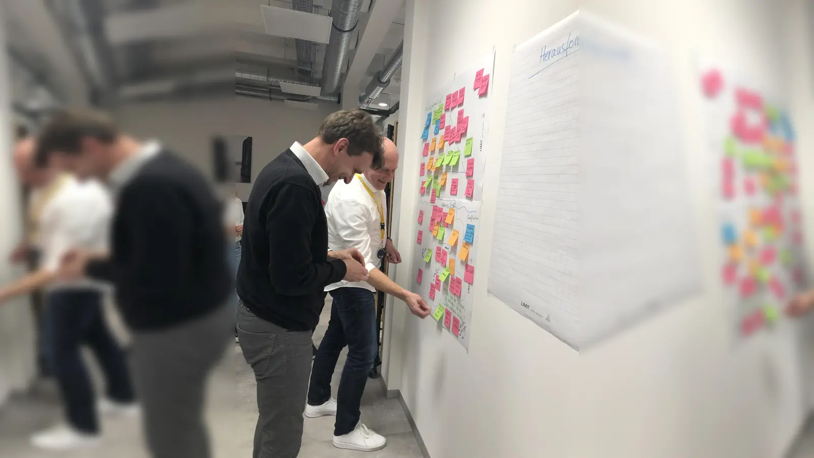 Matthias Haack (rechts) vom Franziskuswerk Schönbrunn zusammen mit Gunnar Brett (Niederlassungsleiter Dachau von Richard Schulz Tiefbau GmbH &amp; Co. KG). (Foto: Gründwerk Dachau)