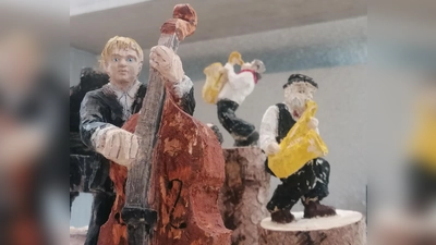 Agnes Holzapfel zeigt eine kleine Gemeinschaft aus geschnitzten Musikerfiguren. (Foto: job)