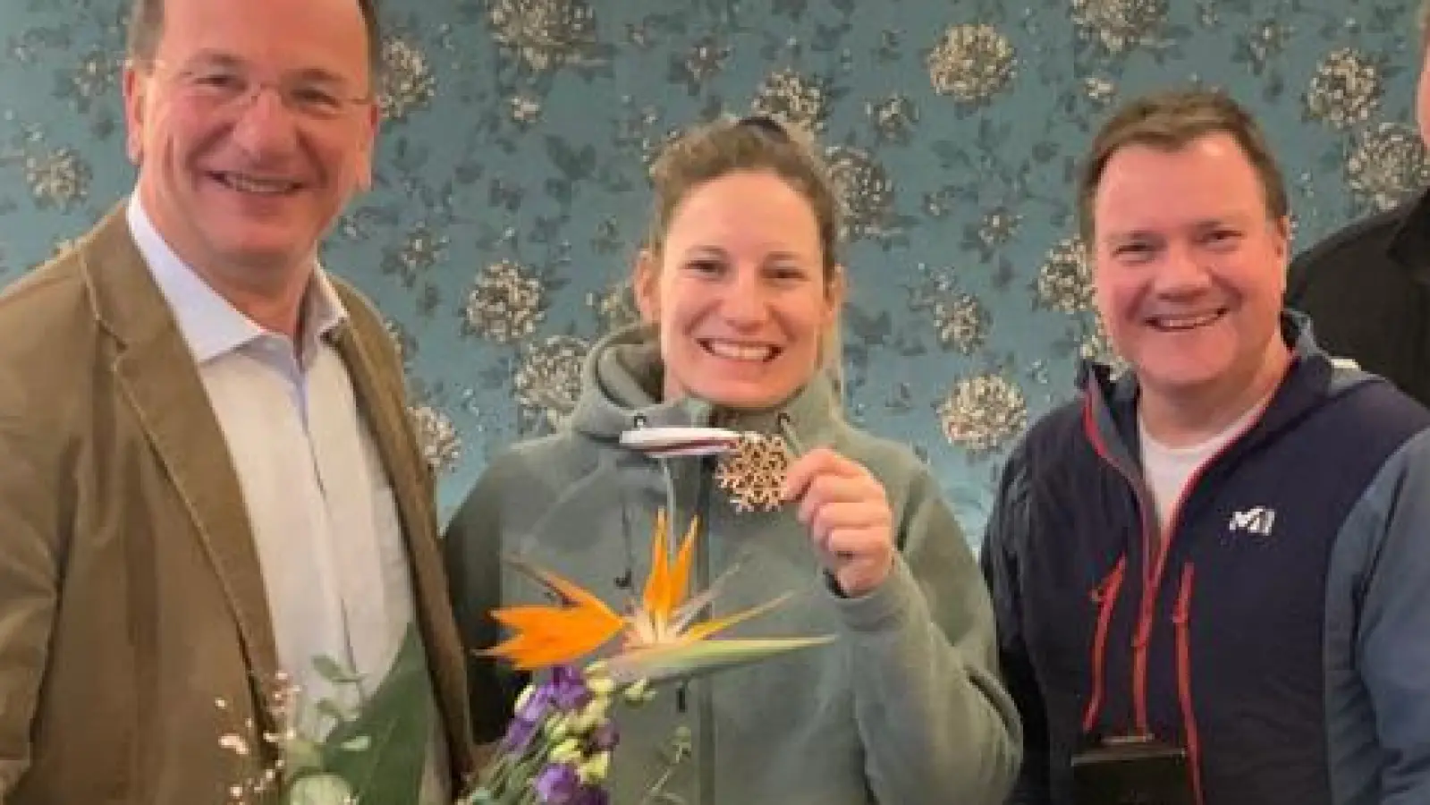 Blumen für die erfolgreiche Rückkehrerin: v.l. Oberbürgermeister Andreas Haas, Lena Dürr, Sportreferent Christian Gruber und Sepp Doll vom SV Germering (Foto: Stadt Germering)