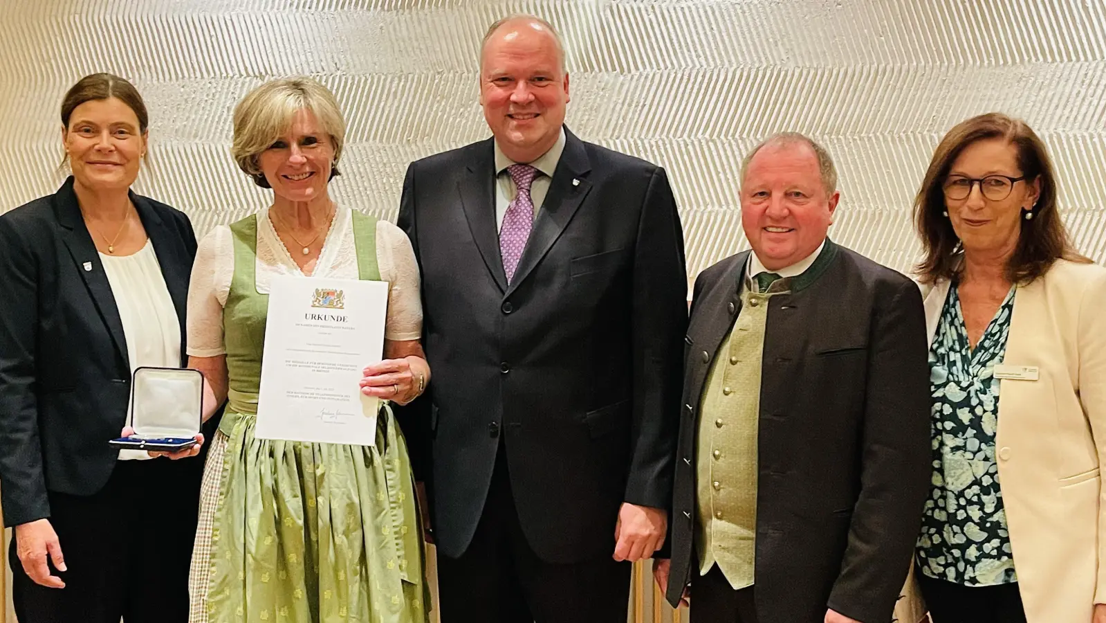 Andrea Hanisch (2.v.l.) wurde für ihr Engagement geehrt. Es gratulierten ihr Bürgermeisterin Mindy Konwitschny, Landrat Christoph Göbel, Kreisrat Otto Bußjäger und Kreisrätin Gudrun Hack-Stoll.  (Foto: hw)