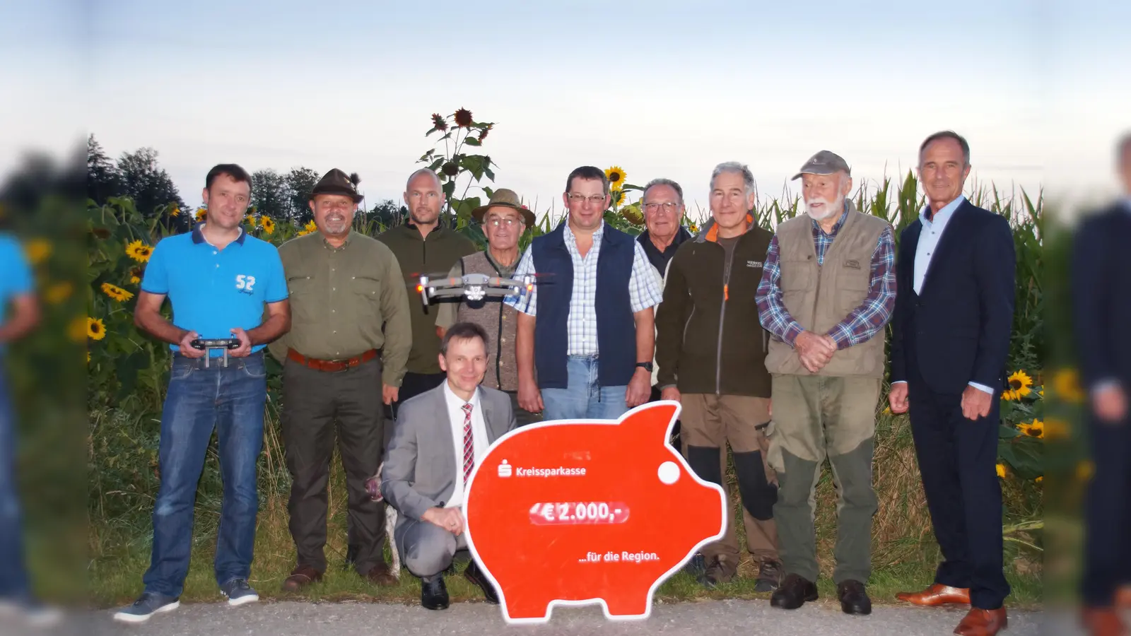 Die Drohne zur Kitzrettung ist bereits erfolgreich im Einsatz - nun fanden sich die Beteiligten noch zur offiziellen Spendenübergabe zusammen. (Foto: KSKMSE)