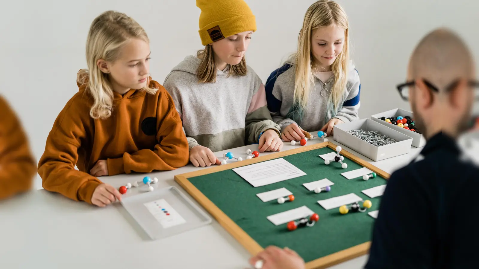 Kinder bei der Arbeit mit Chemie-Material. (Foto: Birgit Hart)