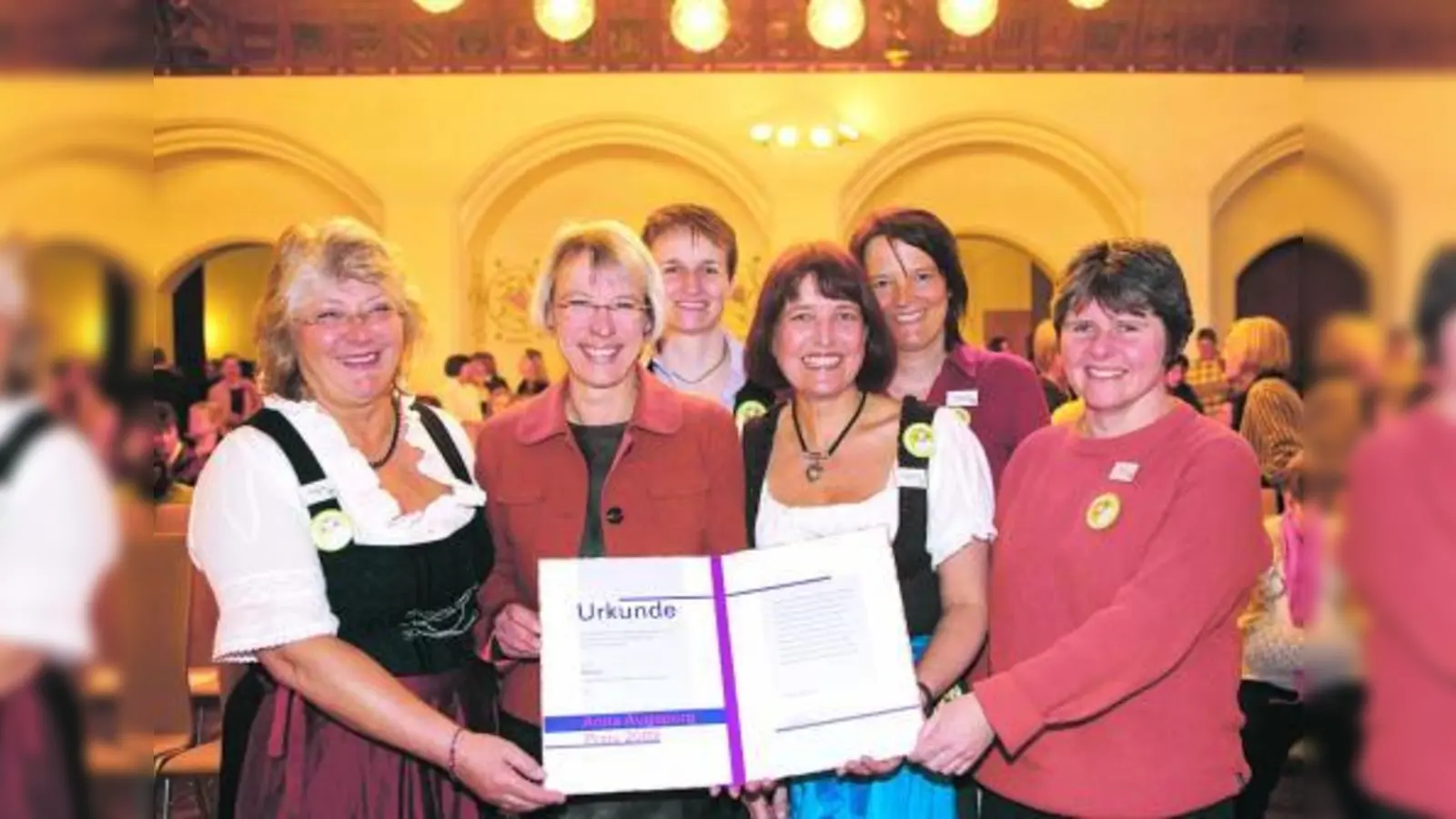 Die glücklichen Anita-Augspurg-Preisträgerinnen: (v.l.) Hanne Güntner (IMMA), Gratulantin Lydia Dietrich,<br>Christine Rudolf-Jilg, Sibylle Härtl (beide AMYNA), Maike Bublitz und Miriam Vath (beide Frauennotruf). (Foto: Michael Nagy)
