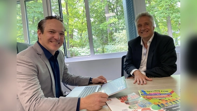 Kraillings Bürgermeister Stefan Göttlinger (links) im Austausch mit Markus Ludwig, der mit der Ehrenmedaille für besondere Verdienste im Ehrenamt ausgezeichnet worden war. (Foto: Gemeinde Krailling)