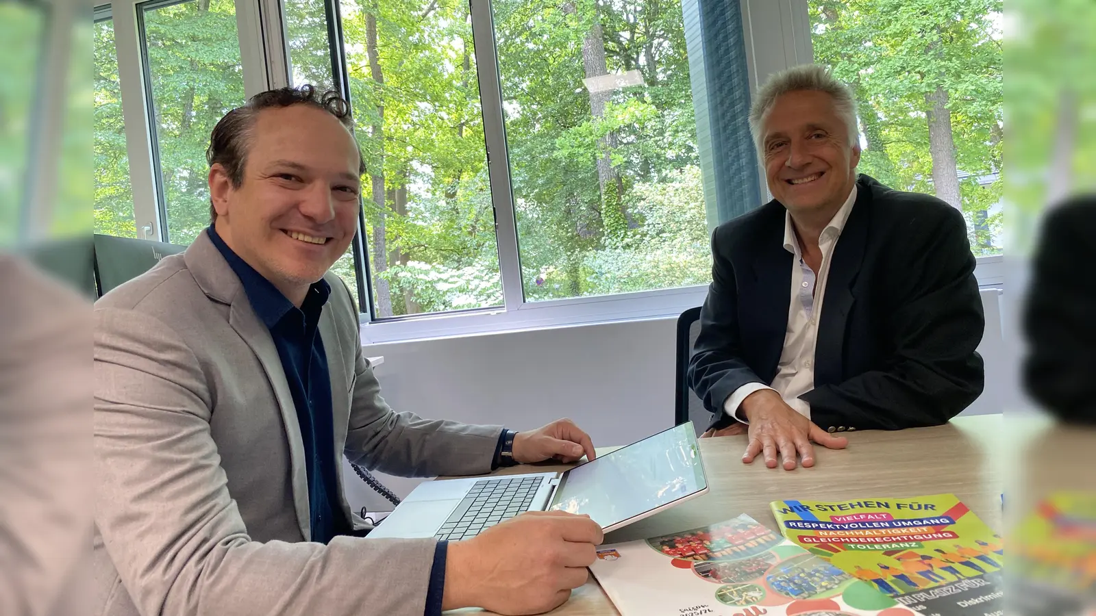 Kraillings Bürgermeister Stefan Göttlinger (links) im Austausch mit Markus Ludwig, der mit der Ehrenmedaille für besondere Verdienste im Ehrenamt ausgezeichnet worden war. (Foto: Gemeinde Krailling)