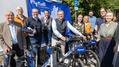 Eröffnung von „MyRadl” (v.l.): Bernd Schulte-Middelich (asto Group), Jakub Tobolar (adfc Gilching), Christoph Winkelkötter (gwt), Landrat Stefan Frey, Stefan Siegl (Bürgermeister Gilching), Sofiia Vernydub (Mobilitätsbeauftragte Gilching), Isabella Weber (Mobilitätsprojekte Landratsamt), Benedikt Fiedler (Mobilitätsprojekte Landratsamt), Alexander Korol (Nextbike) und Mona Dürner (MVV). (Foto: Landratsamt Starnberg)