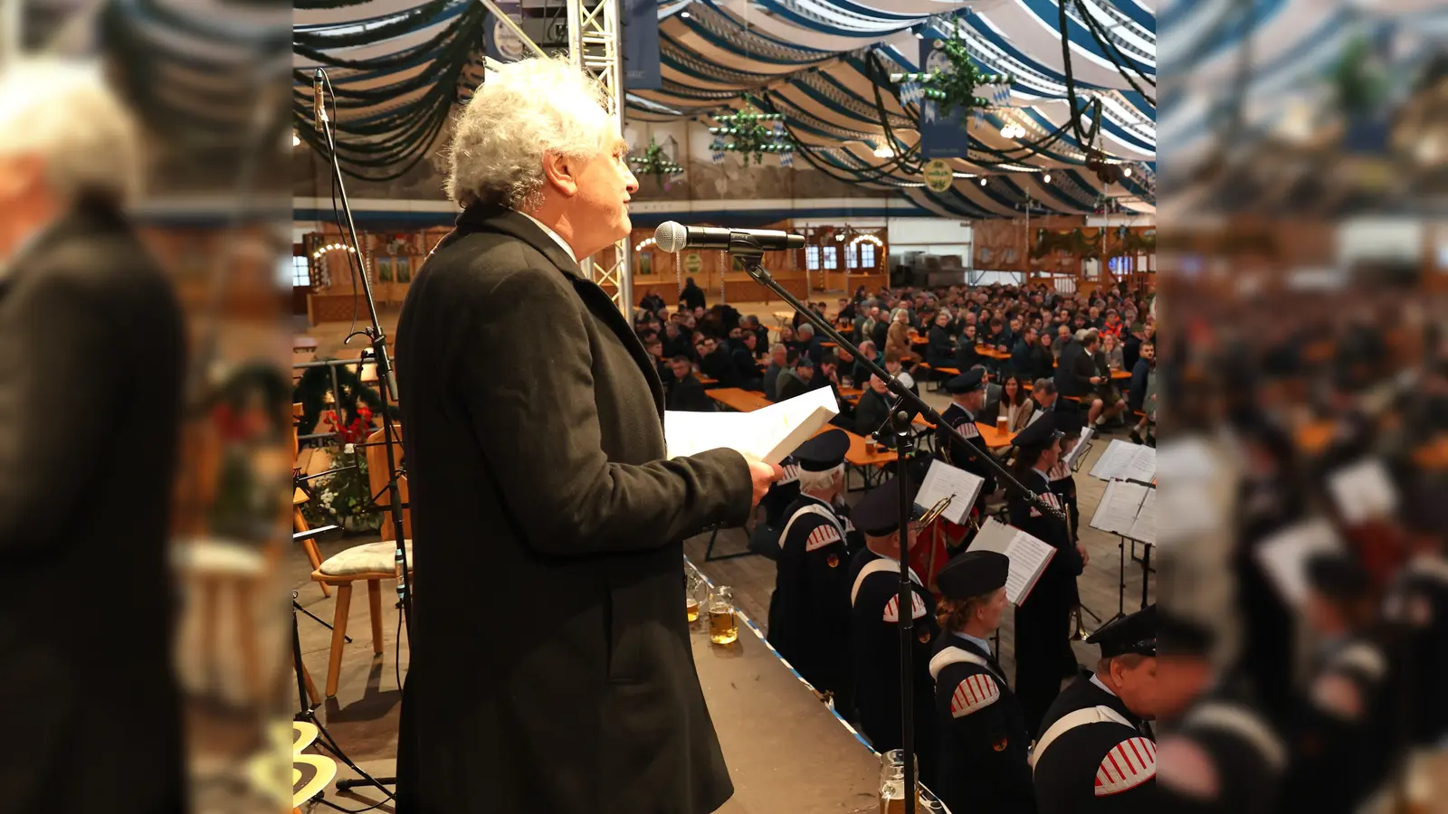 Landrat Helmut Petz konnte am Montagabend rund 1200 Einsatzkräfte beim Helferfest begrüßen. (Foto: Landratsamt Freising)