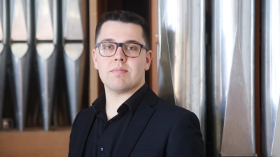 Mit Mattia Rosati spielt der Organist der katholischen Nachbargemeinde St. Helena in der evangelischen Lutherkirche am Giesinger Berg. (Foto: Anjulie Chen)