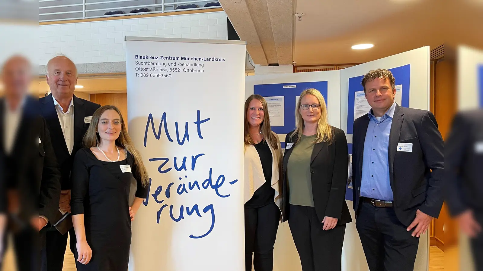 Feierten den 20. Geburtstag des Blauen Kreuzes: Stellv. Landrat Christioph Nadler, Kreistagsmitglied Katharina Diem, Leitung Sandra Wendl, Bezirksrätin Karin Hobmeier und Einrichtungsleiter Stefan Fischer (v.l.). (F: hw)