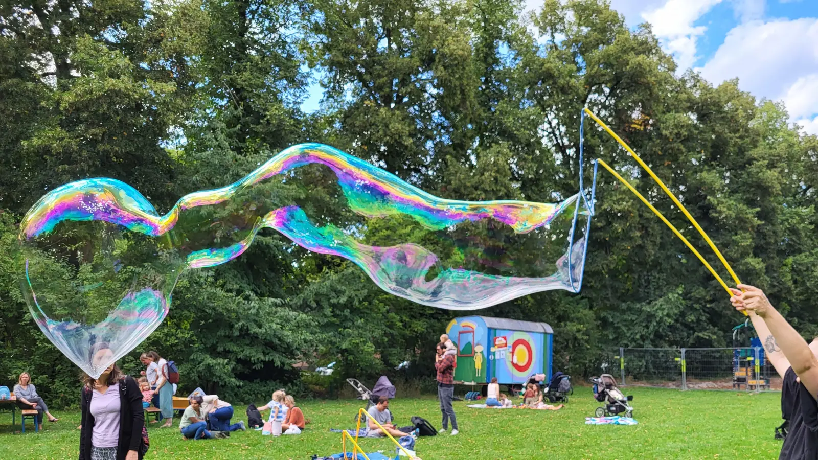Bunte Seifenblasen von ganz klein bis riesengroß gab´s bei der Seifenblasenaktion des Mütterzentrums am Dietramszeller Platz. (Foto: Mütterzentrum)
