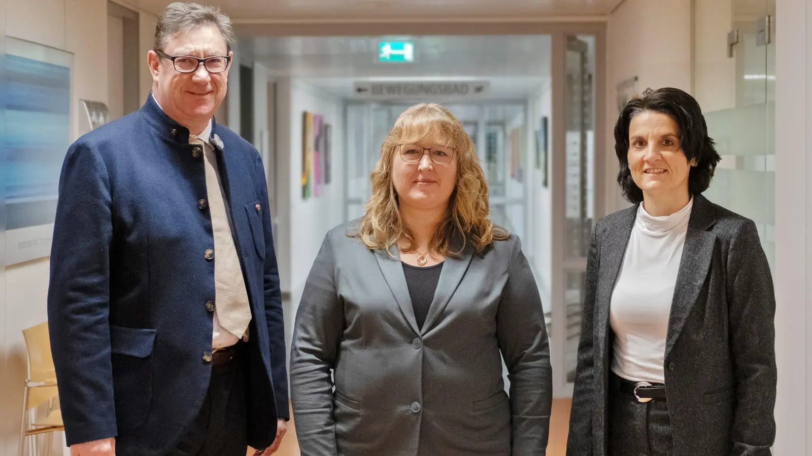 Die neue Leiterin des Gesundheitszentrums für Gesundheitsberufe Ivonne Sartor (Mitte) mit der Krankenhausdirektorin Sabine Wahl und Landrat Martin Bayerstorfer. (Foto: LRA Erding)