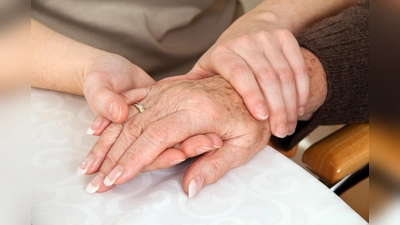Angehörige von Personen, die von Demenz betroffen sind, können sich in dem Kompaktkurs wertvolle Tipps holen.  (Foto: Erwin Wodicka/Model Colourbox.com)