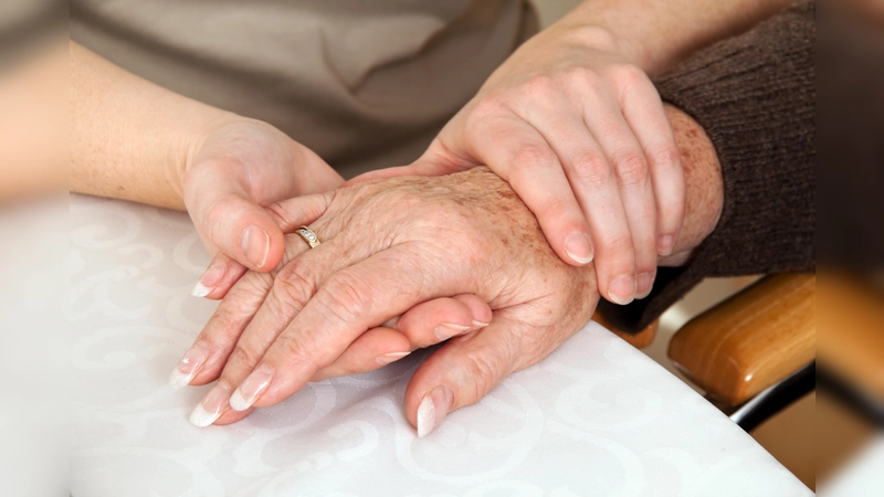 Mit den Themen Sterben, Tod und Trauer beschäftigt sich die 2. Hospiz- und Palliativwoche. (Foto: Erwin Wodicka/Model Colourbox.com)