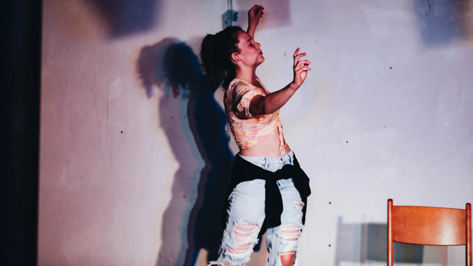 Intensive Darstellung: Schauspielerin Jana Herrmann regt als Solokünstlerin in dem Theaterstück „Bis ans Limit” zum Nachdenken an. (Foto: Leonhard Simon)