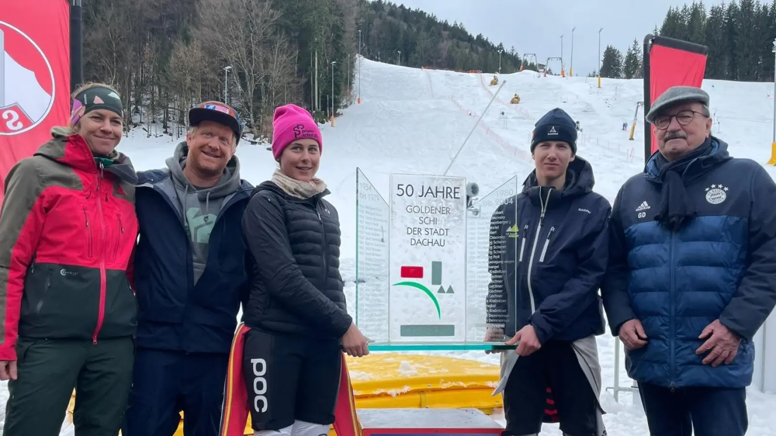 Erfolgreiches Rennen (von links): Daniela Fuchs (Rennleitung SCD), Anton Reiter (1. Vorsitzender SCD), Sophia Schnitzke (Tagesschnellste Damen), Lukas Ganser (Tagesschnellster Herren) und Günter Dietz (Sportreferent Stadt Dachau). (Foto: SCD)