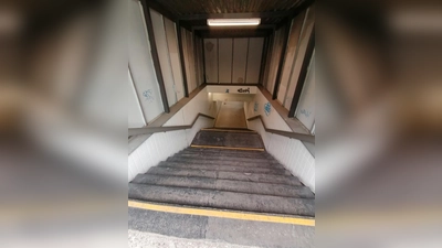 Nur Stufen: der nördliche Zugang zur Unterführung, der die beiden durch die Bahntrasse getrennten Teile des Viertels verbindet. (Foto: job)