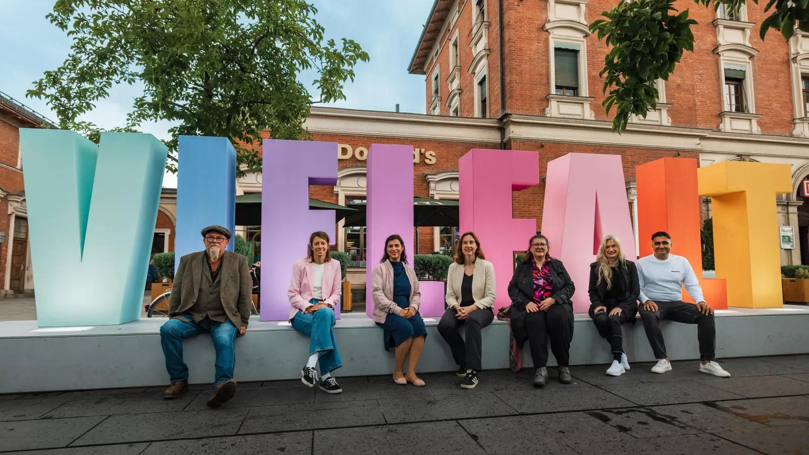Von links: Adam Stubley (Künstler Skulptur VIELFALT), Mareike Schmitt (Werbereferentin MEKB GmbH), Esther Heckmann (LeiterinPersonenbahnhöfe Regionalbereich Süd, DB InfraGO AG), Anja Strauß (Geschäftsführerin MEKB GmbH),Suzana Petkovic (Kernteam Netzwerk „Frauen bei der Bahn”), Angelika Heilmeier (Kernteam Netzwerk „Frauen bei der Bahn”), Sahil Bajaj (Phonestop GmbH und Mitglied Werbebeirat Regionalbereich Süd). (Foto: Paul Paulsen )