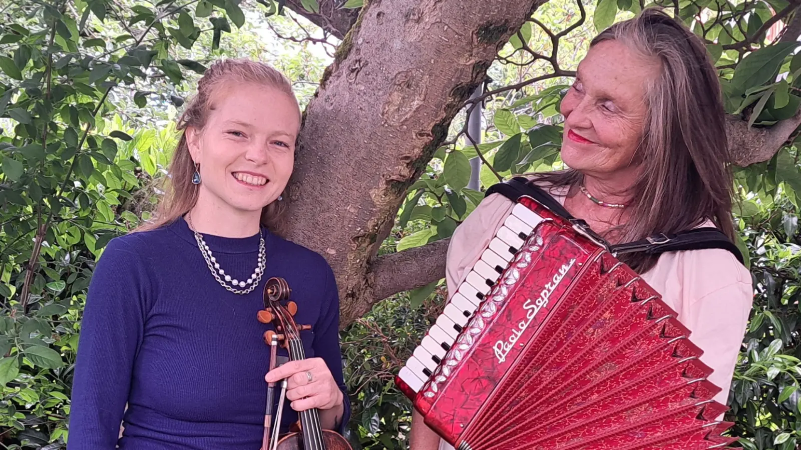 Mira (links) und Michaela Dietl spielen auf Violine, Oud und Akkordeon. (Foto: Kathrin Neumann)