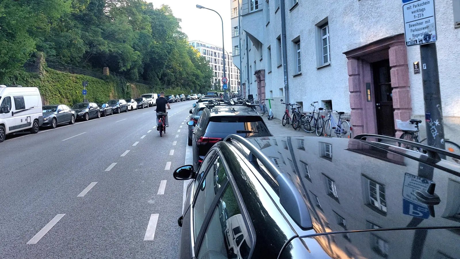 Den Gebsattelberg hoch geht es künftig auf einem durch einen Betonstreifen von der Fahrbahn getrennten, 2,30 Meter breiten Fahrradweg. (Foto: bas)